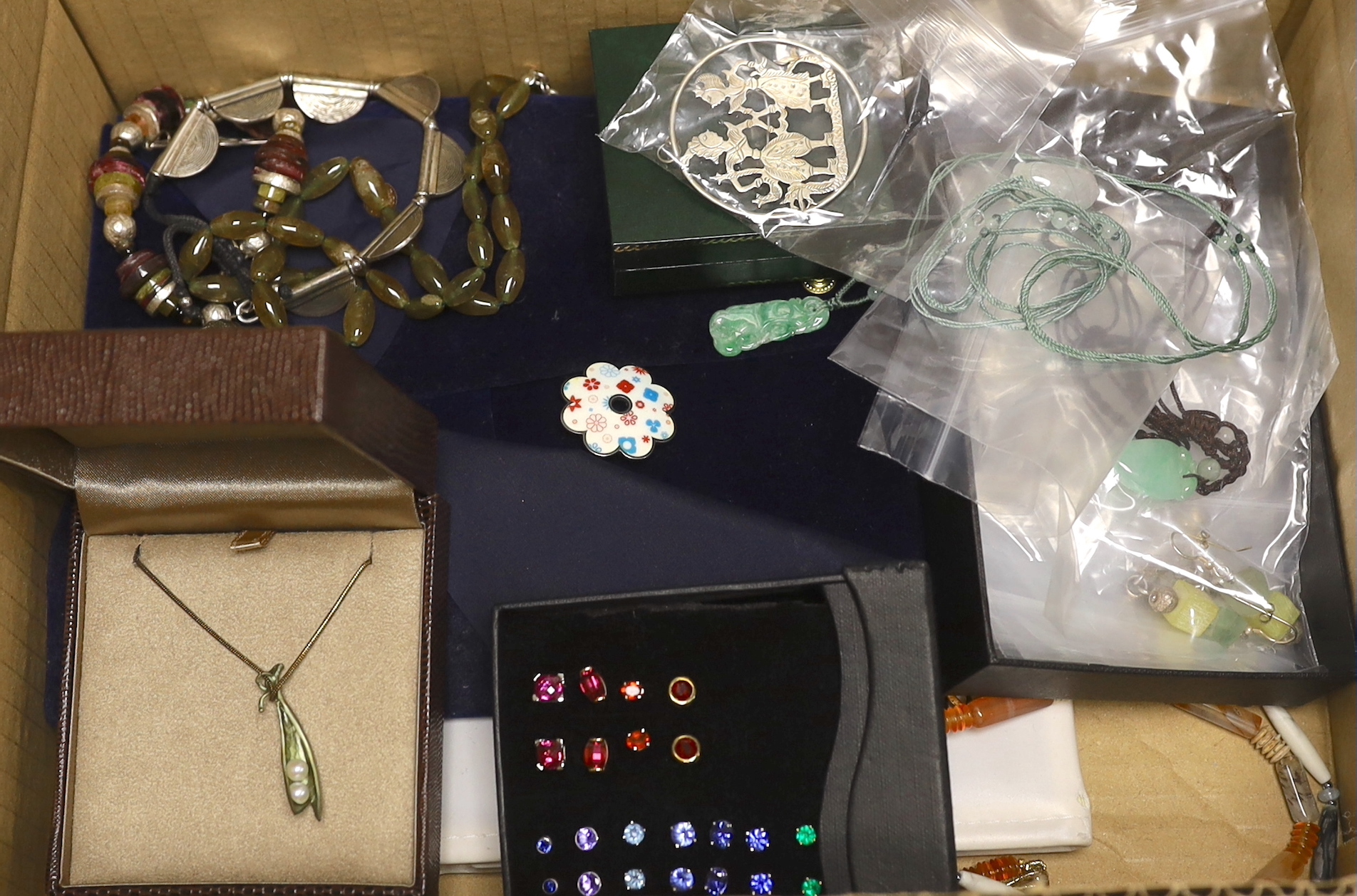 Sundry modern jewellery including moss agate necklace, earrings, necklets, earrings, etc.